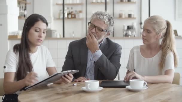 Drei Partner unterzeichnen Vertrag, schütteln Hände und genießen — Stockvideo