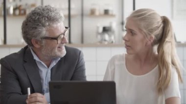 Profesyonel üst düzey yönetici projeyi tartışıyor ve imzalıyor