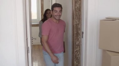 Mutlu çift birlikte oturma odasına küçük bir masa taşıyor.