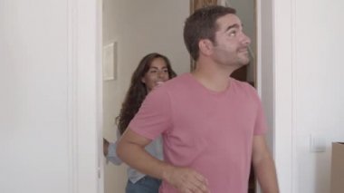 Genç beyaz bir çift ilk kez yeni bir daireye geliyor.