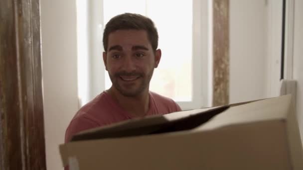 Hombre feliz entrando en casa nueva o apartamento primera vez — Vídeos de Stock