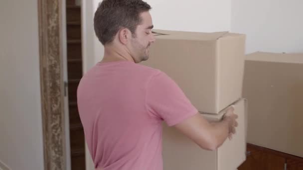 Hombre guapo poniendo dos cajas en otra — Vídeos de Stock