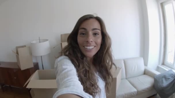 Fröhlich schöne Frau Video chatten, lächeln und zeigen — Stockvideo