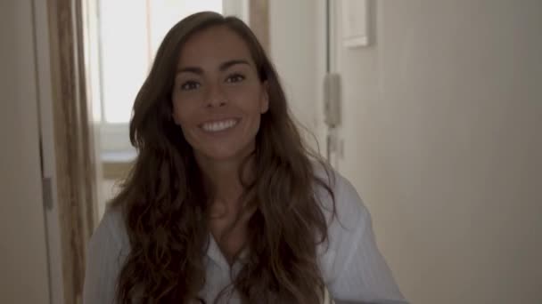 Szczęśliwa młoda kobieta przychodzi do nowego domu lub mieszkania pierwszy raz — Wideo stockowe