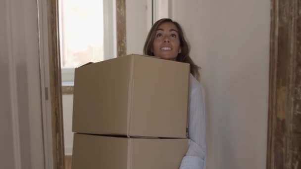 Hermosa mujer poniendo dos cajas en otra — Vídeo de stock