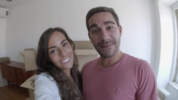 Šťastný pár ukazuje nový byt během videokonference — Stock video