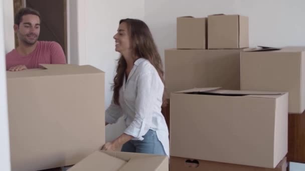 Caucásico pareja moviendo cajas de cartón juntos — Vídeos de Stock