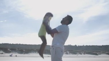 Mutlu baba etrafında dönen küçük kız