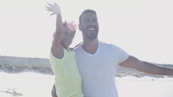 Radosny tata trzyma małą córeczkę w ramionach — Wideo stockowe