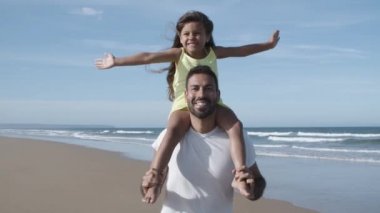 Mutlu, heyecanlı küçük kız babasının boynunda