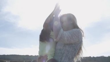 Anne kucağında küçük kızını