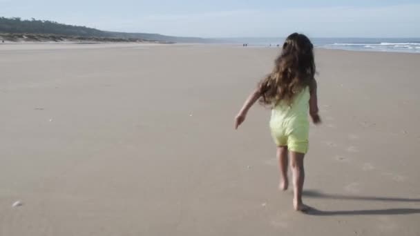 Poco activa chica de pelo negro corriendo en la playa — Vídeo de stock