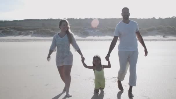 Happy young couple and kid wearing summer clothes — Stock Video