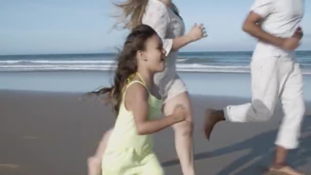 Feliz casal de família e criança correndo na praia — Vídeo de Stock