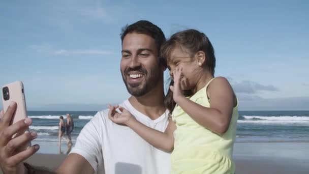 Szczęśliwy tata i mała córka mając wideo rozmowy — Wideo stockowe