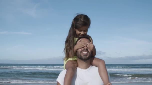 Radosna dziewczynka jeżdżąca na szyi ojców — Wideo stockowe