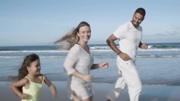Boldog szülők pár és kisgyerek visel sápadt nyári ruhát — Stock videók