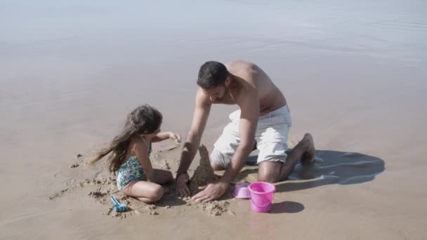 Cute little girl i jej tata budynku piaskowca — Wideo stockowe