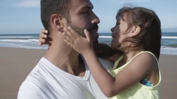 바닷가에서 있는 행복 한 아버지 — 비디오