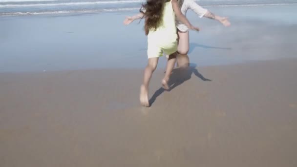 Cute little girl działa na plaży do jej szczęśliwy mama — Wideo stockowe