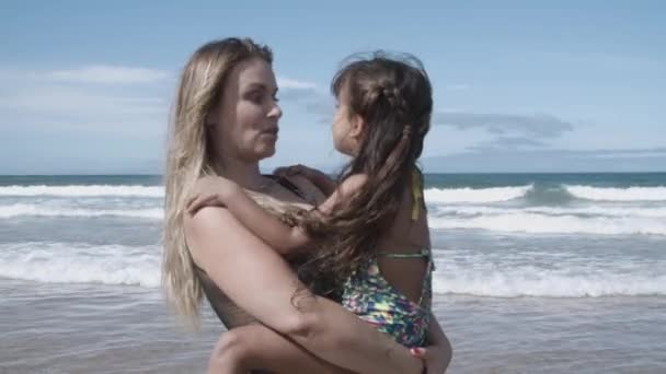 Mãe alegre em maiô segurando pequena filha nos braços — Vídeo de Stock