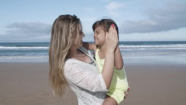 Lycklig mor håller liten dotter i famnen — Stockvideo