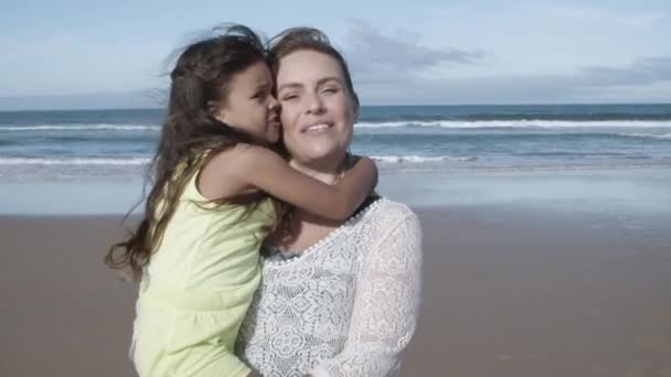 Šťastná maminka a malá dcera s video hovor — Stock video