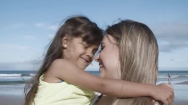 Mutlu anne okyanus sahilinde duruyor.