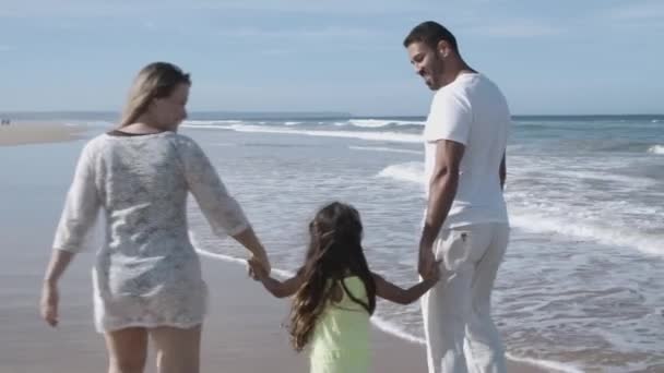 Rodzice para i dziecko dobrze się bawią na plaży — Wideo stockowe