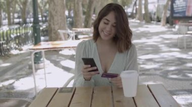 Latin kadın akıllı telefon ile online bankacılık