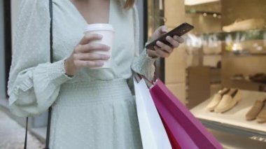 Akıllı telefondan yazı yazan kadın görüntüsü