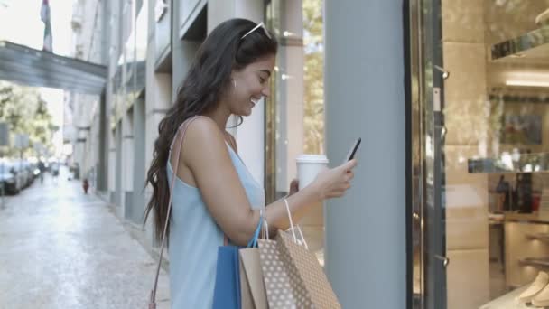 Feliz mulher de cabelos longos digitando mensagem no telefone móvel — Vídeo de Stock