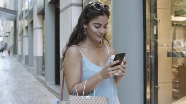 用智能手机笑女人，读书聊天，喝咖啡 — 图库视频影像