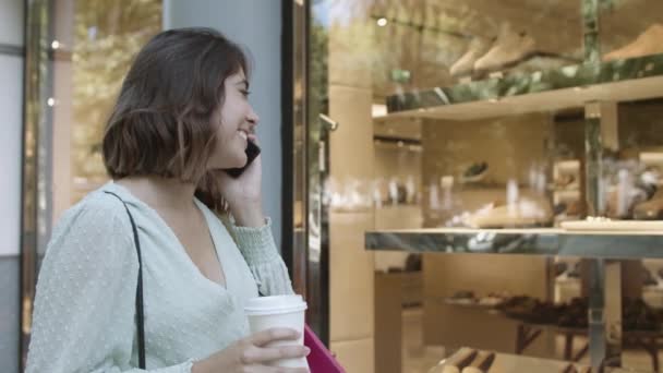 Mulher latina feliz falando no smartphone e sorrindo — Vídeo de Stock