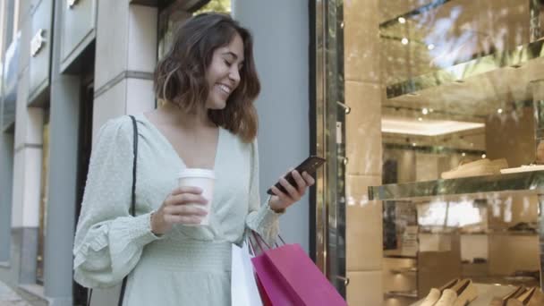 Mulher latina segurando smartphone, lendo bate-papo, sorrindo — Vídeo de Stock