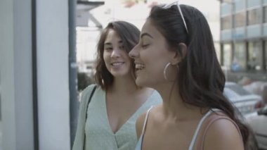 Latin güzel kadın konuşuyor ve uzun saçlı bayan onu dinliyor.
