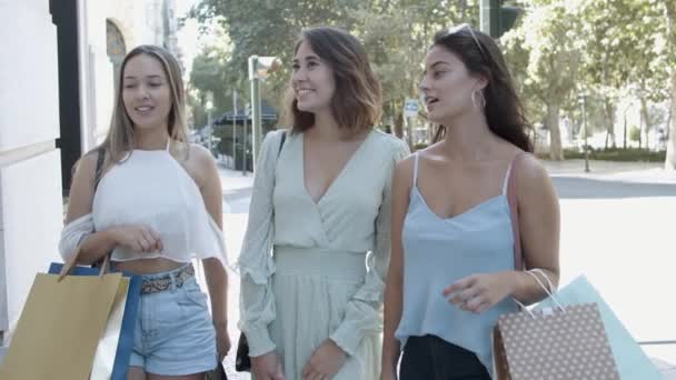 Belle jeune femme debout dans la rue avec des sacs à provisions — Video