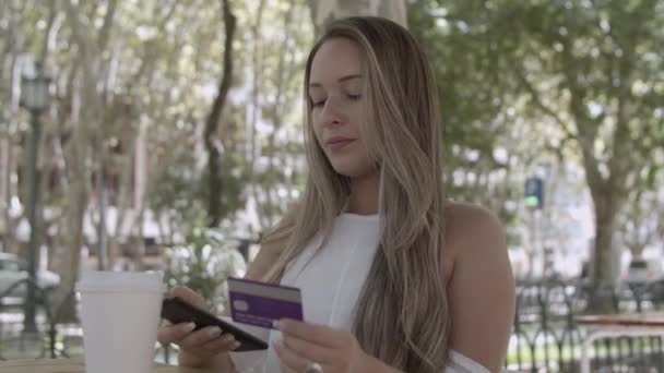 Blonde Frau beim Online-Banking per Smartphone — Stockvideo