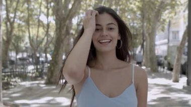 Sokakta duran esmer bir kadının portresi.