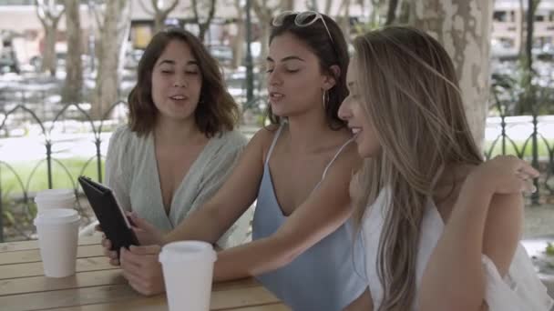 Hezká brunetka žena ukazuje něco na obrazovce tabletu — Stock video