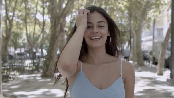 Porträtt av ung brunett kvinna stående på gatan — Stockvideo