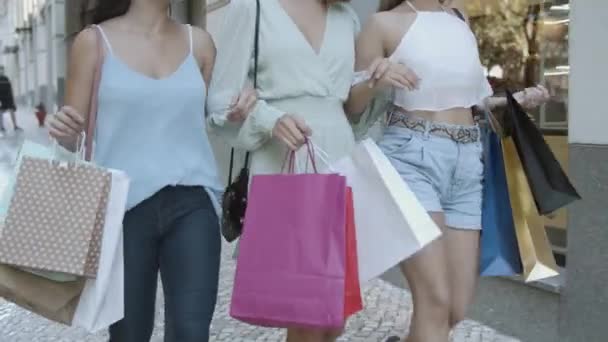 Vue recadrée de trois dames marchant le long de la rue et faisant du shopping — Video