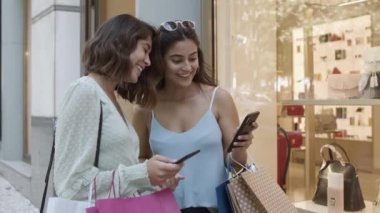 Akıllı telefon ekranları gösteren ve gülen güzel bayanlar.