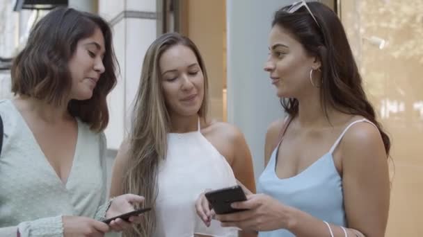 Joyeuses meilleures amies utilisant des smartphones ensemble — Video