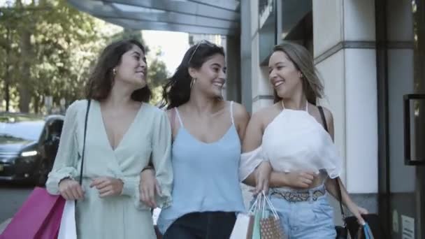 Drei glückliche Frauen gehen zusammen und lachen — Stockvideo