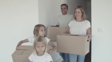 Aile ve iki çocuk yeni bir daireye taşınıyor.