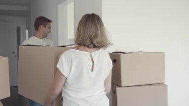 Çift daireden ayrılıyor.