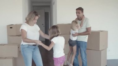 Aileler ve çocuklar taşınmayı kutluyor