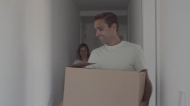 İki çocuklu mutlu bir aile boş bir daireye geliyor.