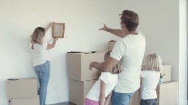 Baba ve iki kız anne resim için yer seçmesine yardım ediyor.